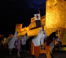 Desfile caballeros templarios en la Noche Templaria