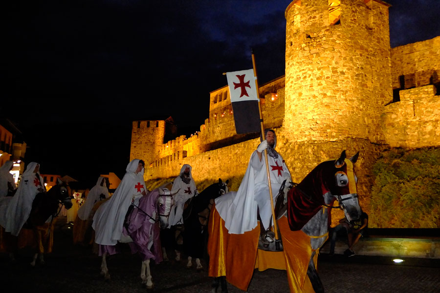 Desfile caballeros templarios en la Noche Templaria