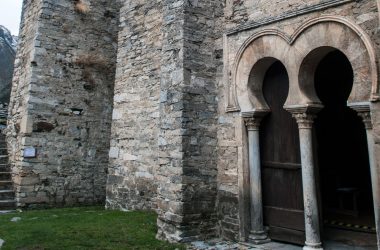 Arcos califales en la iglesia de Santiago de Peñalba