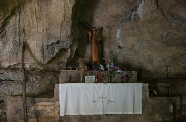Interior cueva de San Genadio