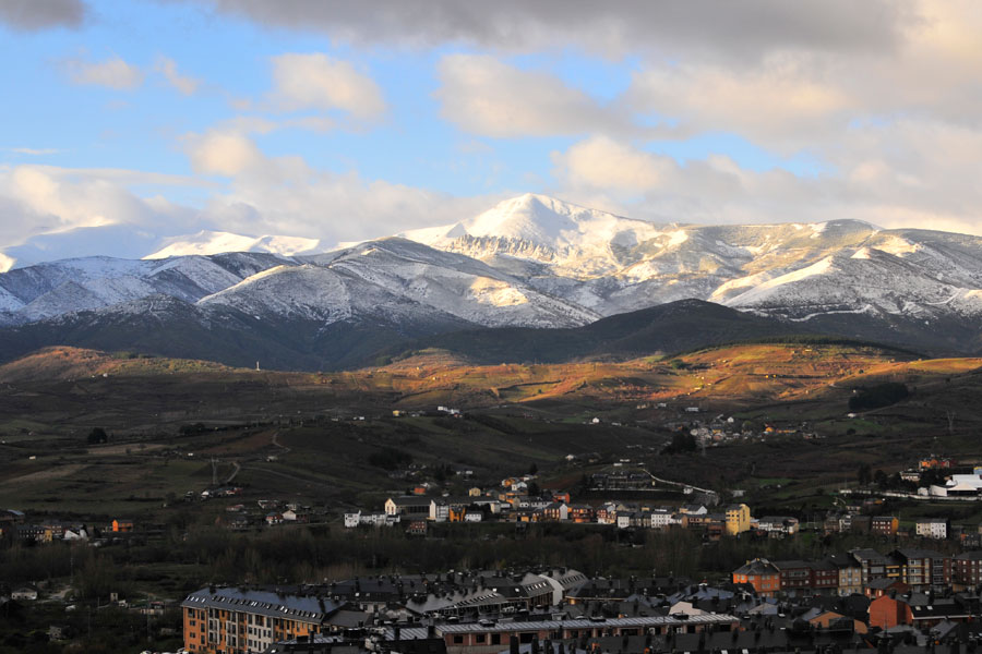 Ponferrada con los Montes Aquilianos nevados